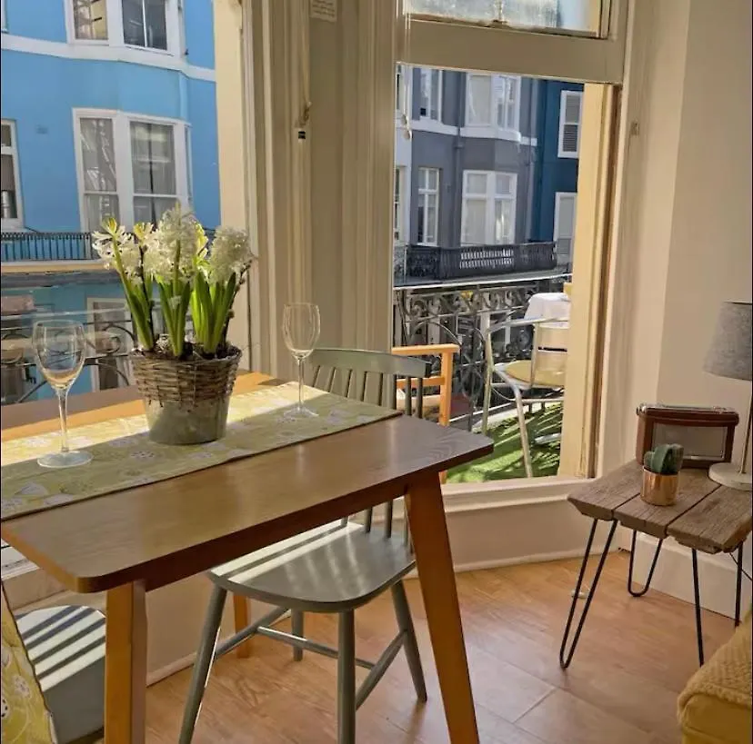 Seaside Balcony Apartment - Reduced Rates - Scaffolding Hove
